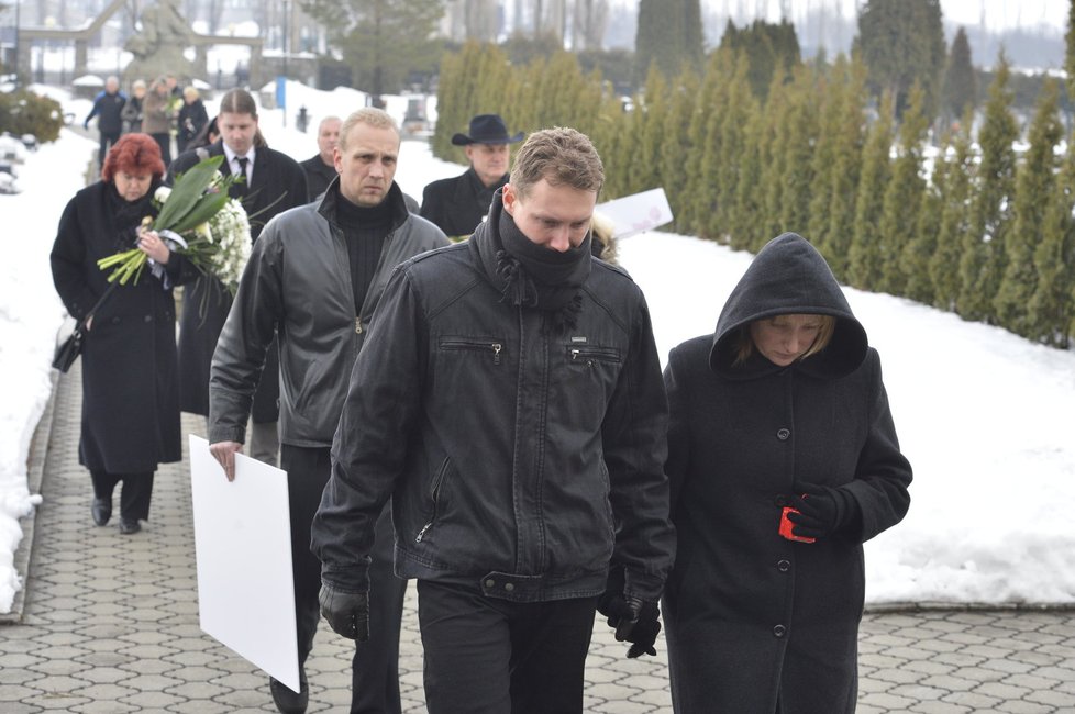 Andrea a Ondřej Konvičkovi přichází do smuteční síně dát poslední sbohem svým dětem