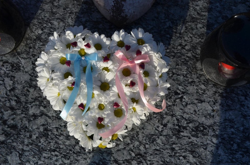 Srdce z květů, které zdobí hrob Adélky a Radimka.