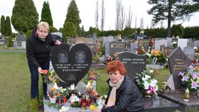 Babičky Adélky a Radimka u hrobu mladých obětí výbuchu ve Frenštátu