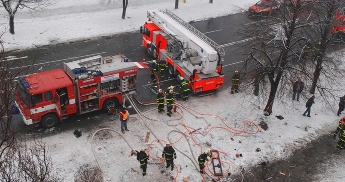 Pohled z jeřábu nad frenštátským domem, který se po výbuchu změnil v ruinu