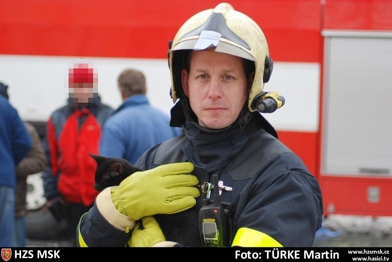 hasiči zachraňovali obyvatele domu, i němé tváře