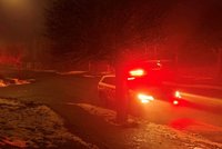 Nahá žena se zmítala na silnici v křečích! Zasáhl válečný veterán a všímavý řidič