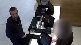 Muž v KFC ukradl holčičce batoh, hledá ho policie.