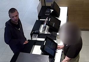 Muž v KFC ukradl holčičce batoh, hledá ho policie.
