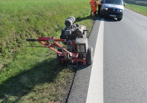 Seniorka za volantem trefila frézu, ta zranila obsluhu.