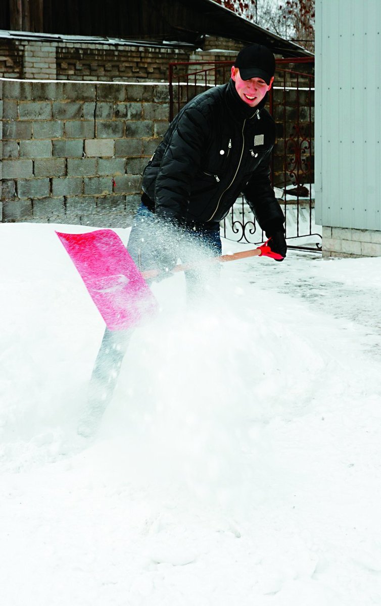 Speciálně vytvarovaný shrnovač vám při odklízení sněhu ulehčí práci.