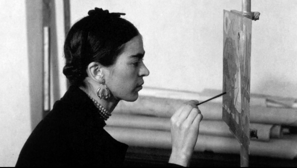 Frida Kahlo při malování trpěla bolestí. Přesto namalovala mnoho uměleckých děl.