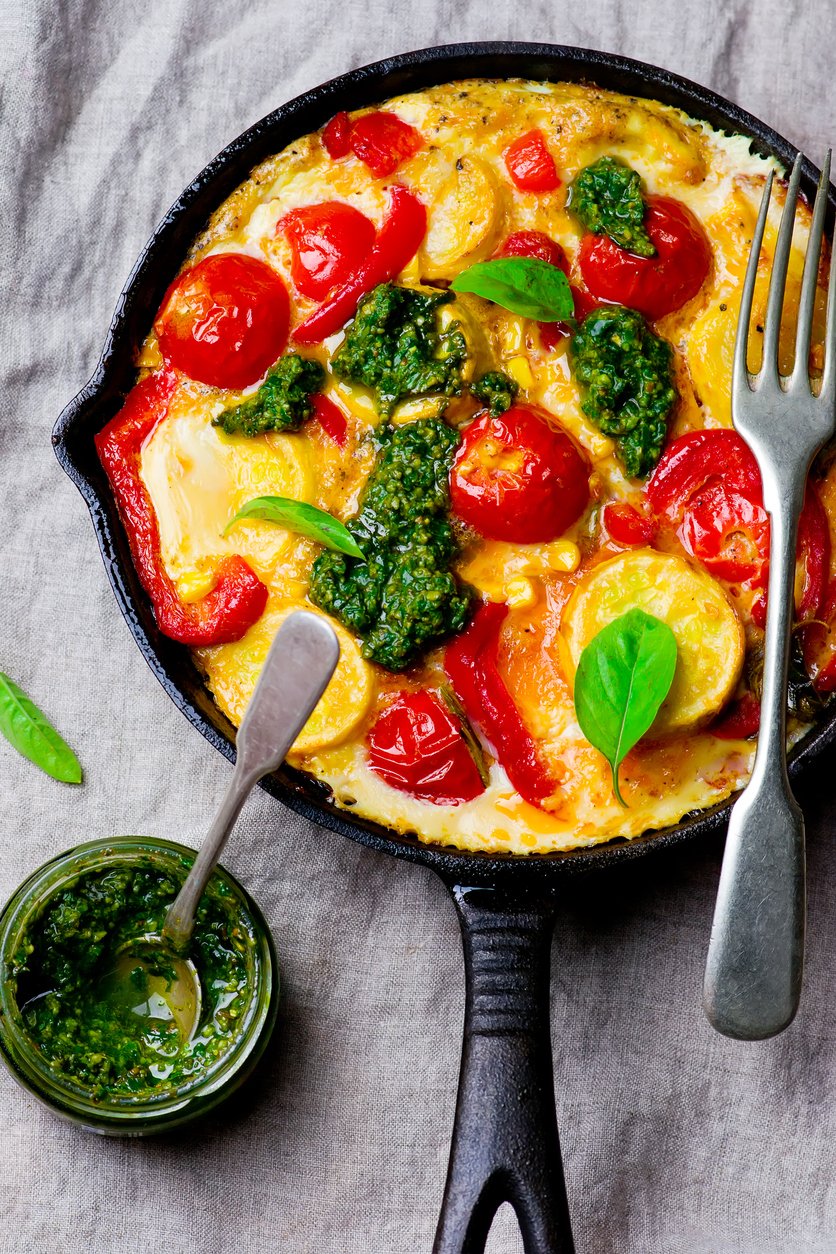 Neobyčejná omeleta s italským šarmem, přesně to je frittata s jarní cibulkou a hráškem.
