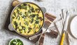 Frittata je podobná omeletě, peče se ale v troubě a má hutnější konzistenci.