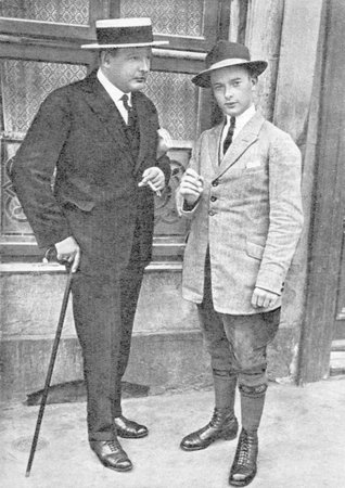 Fritz Haarmann (vpravo) se maso svých obětí snažil prodávat na trhu.