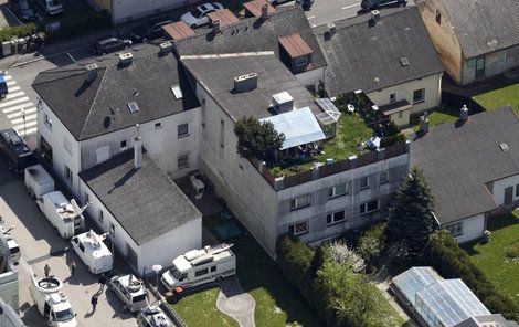 Fritzl dům z leteckého pohledu (zahrada na střeše).
