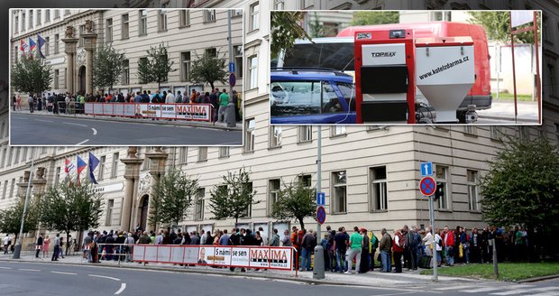 Fronty na kotlíkové dotace: 1000 lidí čekalo jak na banány! Někteří spali na chodníku