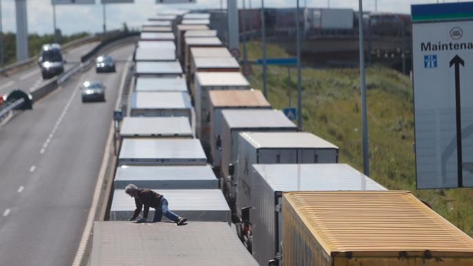 Fronta kamionů v okolí tunelu pod Lamanšským průlivem