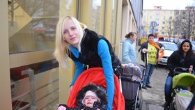 Ivana Fušnerová (19) s dcerou Michaelou (1), MD „Snad se dnes dočkám. Minule jsme se vůbec nedostala na řadu.“