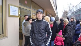 Michal Janíček (21), nezaměstnaný. „Když se tam dneska nedostanu. Zastaví mi dávky. Nesu potvrzení na čtvrtletí. Byl jsem tu minulý týden, ale odešel jsem.“