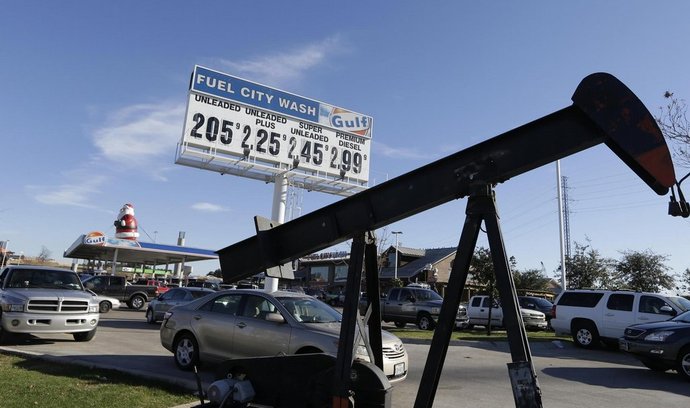 Fronta na levný benzin v Americe