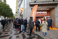 Obří fronty a 26 hodin čekání! V centru Prahy otevřela první pobočka Popeyes v Česku