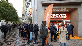 Obří fronty a 26 hodin čekání! V centru Prahy otevřela první pobočka Popeyes v Česku