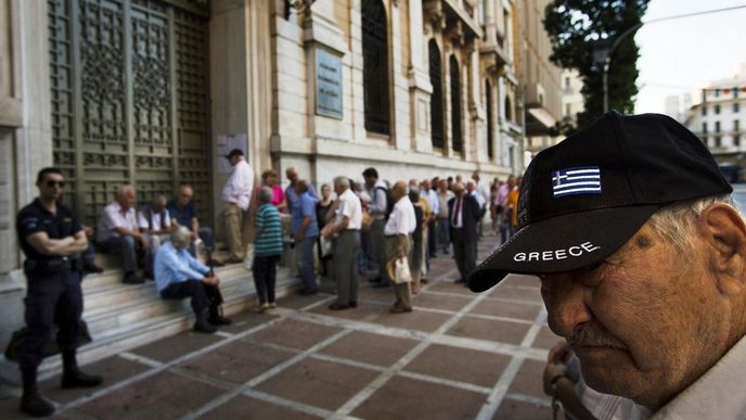 Fronta řeckých penzistů u banky