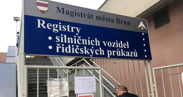 Registr silničních vozidel v Brně nezvládá nápor žadatelů kvůli vládním opatřením, která omezila pracovní dobu úředníků.