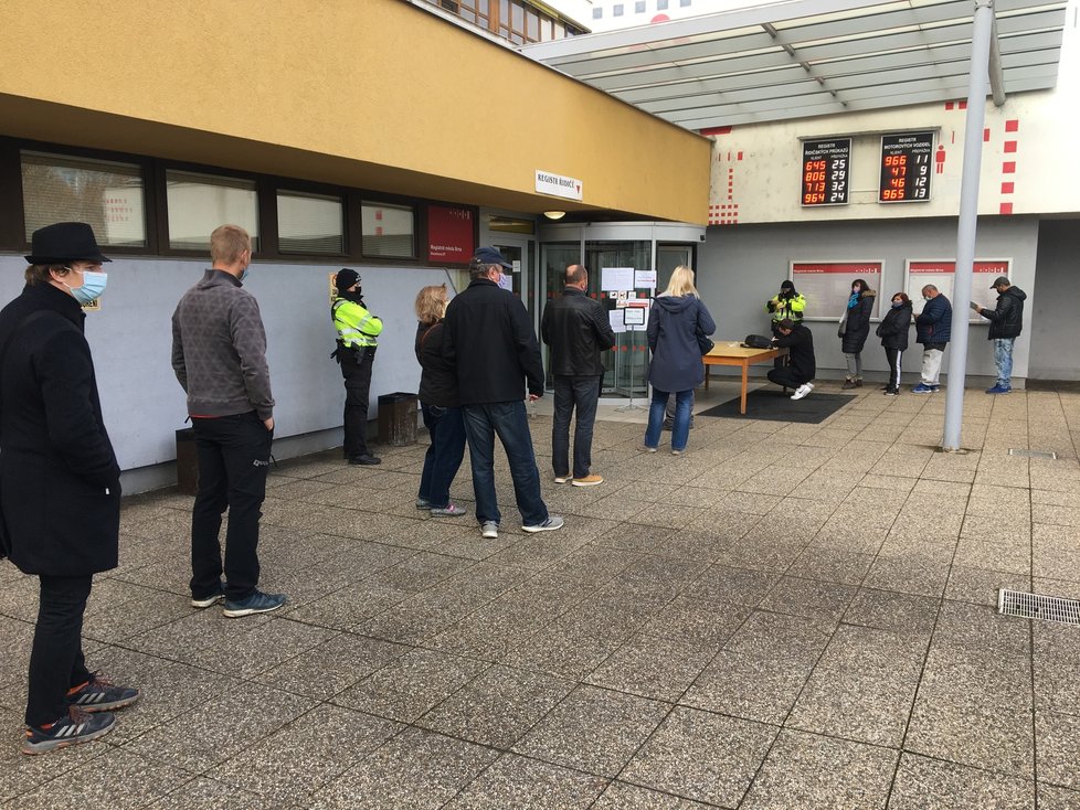 Před registrem vozidel v Brně v Kounicově ulici se tvoří fronty dlouhé desítky metrů. Postupují jen velmi pomalu.