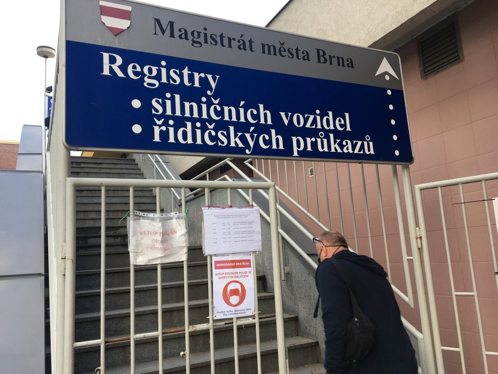 Registr silničních vozidel v Brně nezvládá nápor žadatelů kvůli vládním opatřením, která omezila pracovní dobu úředníků.