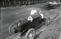Francouz Gaston Chevrolet na vozu Frontenac je vítěz osmého závodu Indianapolis 500 pořádaného roku 1920