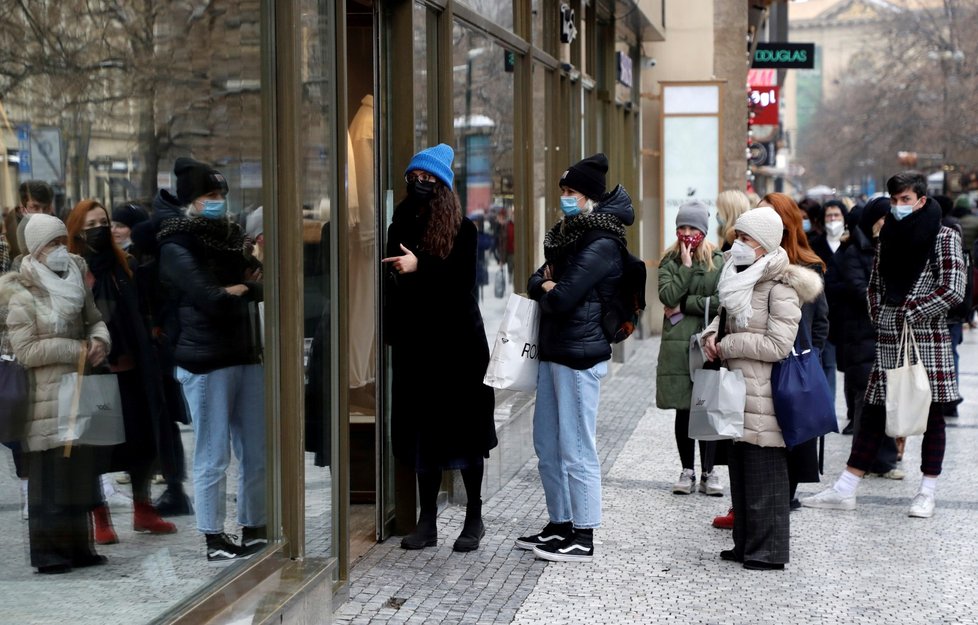 Koronavirus v Česku: V první den otevření obchodů se stály dlouhé fronty