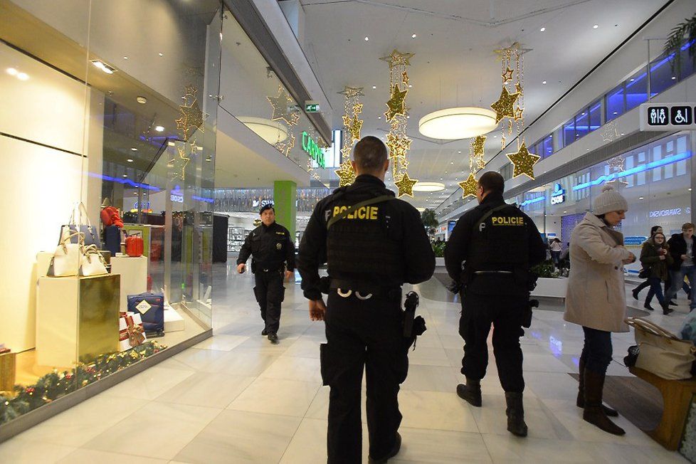 Ozbrojenci hlídali obchodní centrum i na Štědrý den.