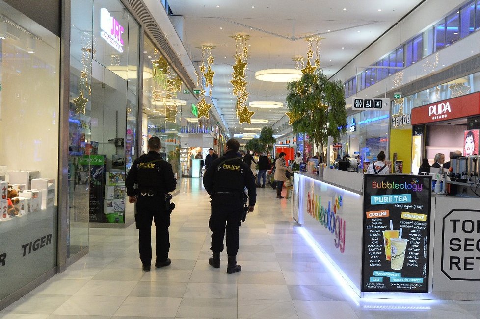 Ozbrojenci hlídali obchodní centrum i na Štědrý den.