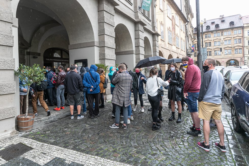 Zástup lidí čekal v pondělí 11. května v dešti na otevření zahrádky Malostranské besedy. Prvních 400 piv bylo zdarma...