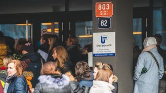 Stát podpoří zaměstnávání seniorů a dalších lidí. Úleva firmám na pojistném přijde na miliardy