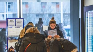 Kromě sklářů i číšníci. Firmy budou příští rok propouštět kvůli drahým energiím a úsporám