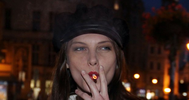 Iva hodně a ráda kouří