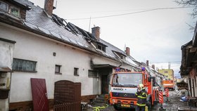 Na Frýdecko-Místecku hořel bytový dům. Požár si nejspíš vyžádal dva životy.