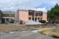 Kosti tří lidí v mělkém hrobě! Záhada při bourání kulturáku ve Frýdku-Místku