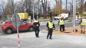 Strážníci pomáhají v prvních dnech po změnách v jízdě s dopravou na Rubikově křižovatce ve Frýdku-Místku.