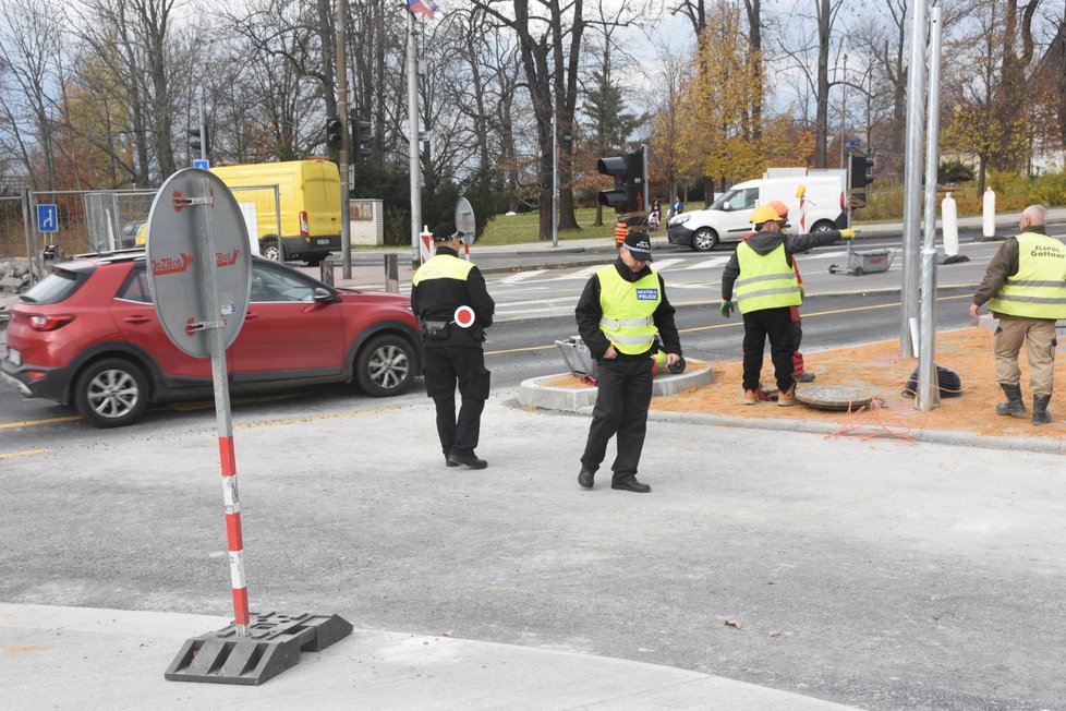 Strážníci pomáhají v prvních dnech po změnách v jízdě s dopravou na Rubikově křižovatce ve Frýdku-Místku.