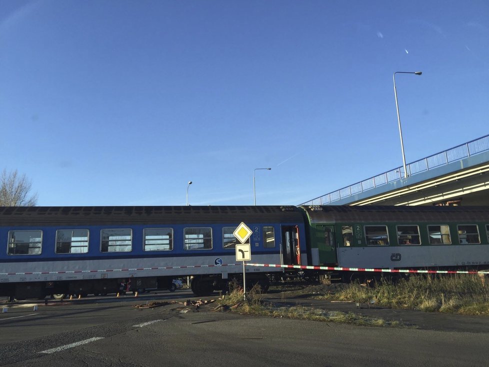 Ve Frýdku-Místku se srazil vlak s kamionem, jeden zraněný.
