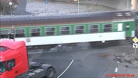 Ve Frýdku-Místku jel další kamioňák na červenou a srazil se s vlakem plným lidí.