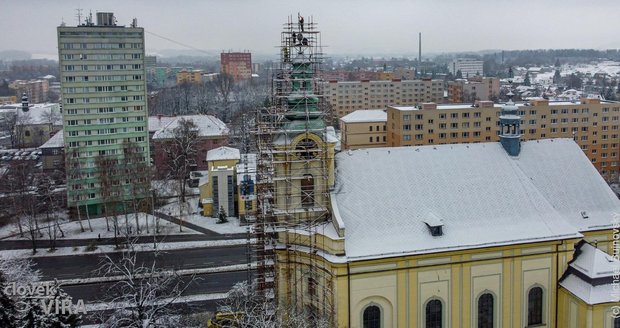 Sesazování makovice ze střechy věže místeckého kostela sv. Jana a Pavla.