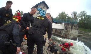 Žena (21) ve Frýdku-Místku zachraňovala mobil a sklouzla při tom do Ostravice. Vytáhli ji hasiči a policisté.