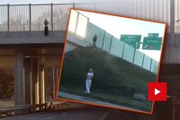 Šílený hazard ve Frýdku-Místku: Dívky pobíhaly na římse mostu nad dálnicí!