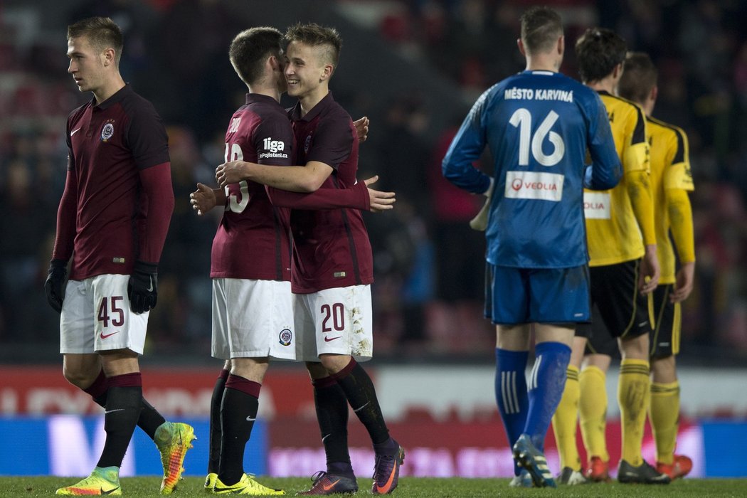 Mladí sparťané Christianu Frýdkovi, Václav Dudl a Zinedin Mustedanagič po výhře nad Karvinou