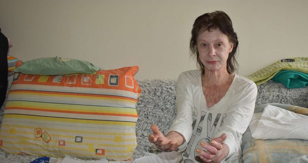 La quemada Milada Krčmová (53), de Fredek-Mistek, ha tenido graves consecuencias tras el ataque del pirómano David Anderka. El Estado todavía no quiere reconocerle la pensión de invalidez. El hombre, condenado a 24 años de prisión, no se conocían antes del ataque. La quemada Milada Krčmová (53), de Fredek-Mistek, ha tenido graves consecuencias tras el ataque del pirómano David Anderka. El Estado todavía no quiere reconocerle la pensión de invalidez. El hombre, condenado a 24 años de prisión, no se conocían antes del ataque.