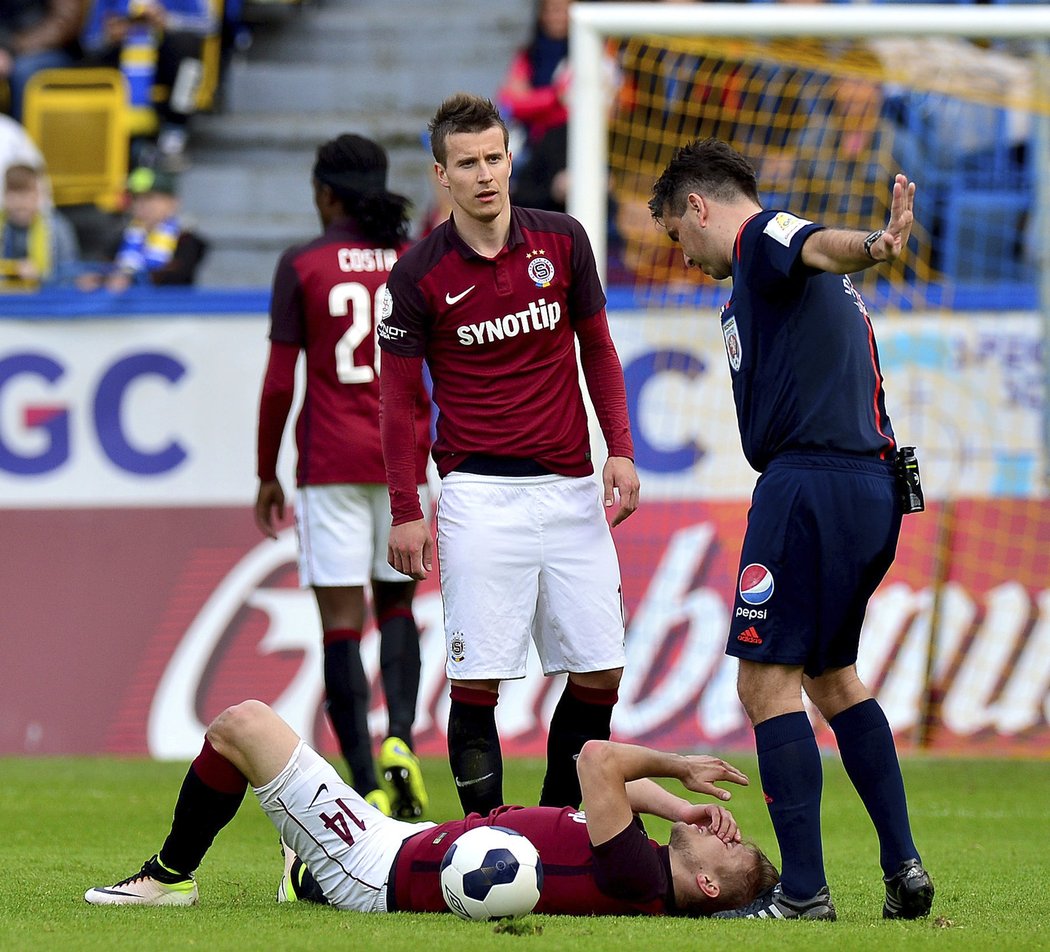 Záložník či obránce Sparty Martin Frýdek utrpěl v Teplicích nepříjemné zranění