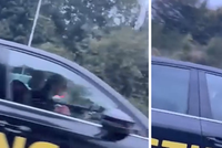 Šílené video z Frýdku-Místku: Řidička za jízdy kojila dítě!