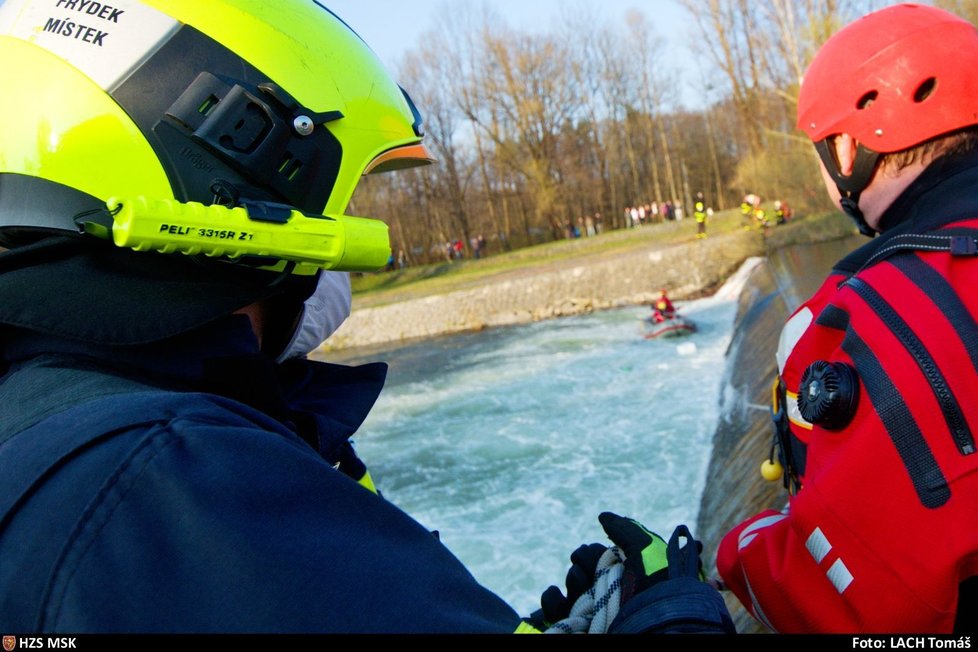 Pátrací akce po třech mladicích v řece Ostravici ve Frýdlantu