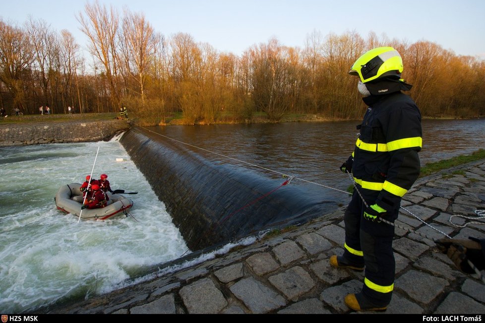 Pátrací akce po třech mladicích v řece Ostravici ve Frýdlantu