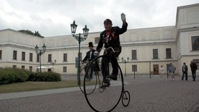 ) Projížďka na obřím velocipédu po dlažebních kostkách vyžaduje řádnou porci odvahy a zkušeností